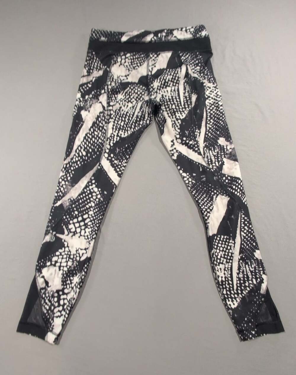 Lululemon Athletica Leggings Size 6 Black White Static Mist Print Mesh 7/8